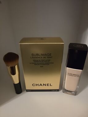 CHANEL Sublimage L'Essence de Teint Serum Foundation - Light (B20)
